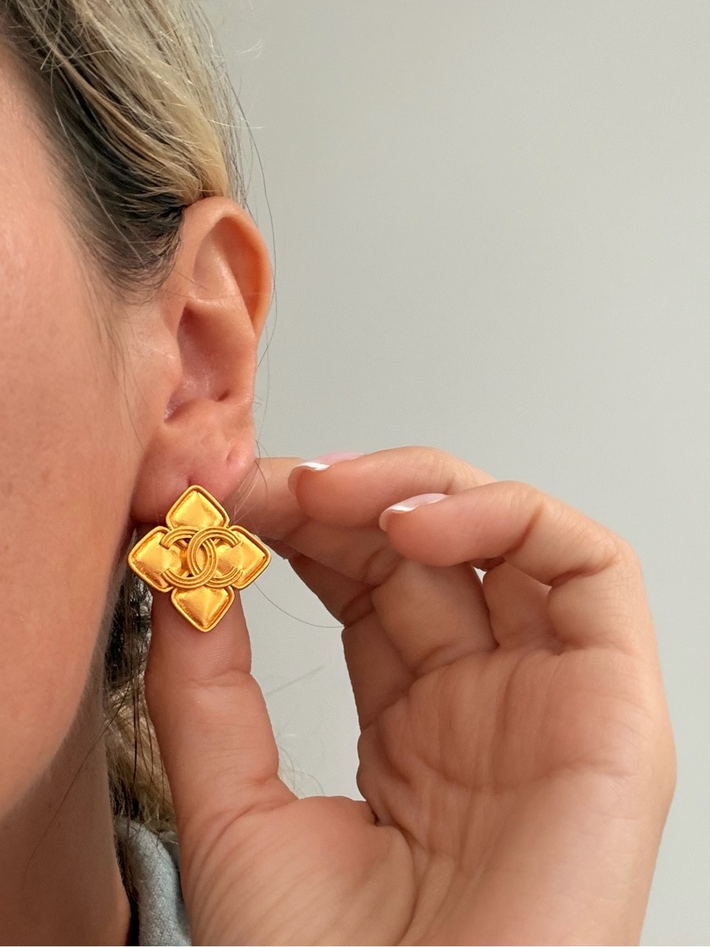 šCHANEL Gold Flower Motif Stud Earrings⨠- Picture 4 of 11
